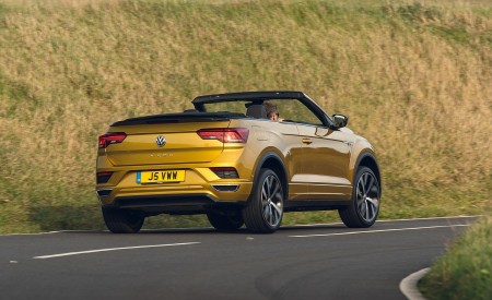 2020 Volkswagen T-Roc R-Line Cabriolet (UK-Spec) Rear Three-Quarter Wallpapers 450x275 (31)