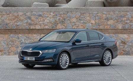 2020 Škoda Octavia Front Three-Quarter Wallpapers 450x275 (20)