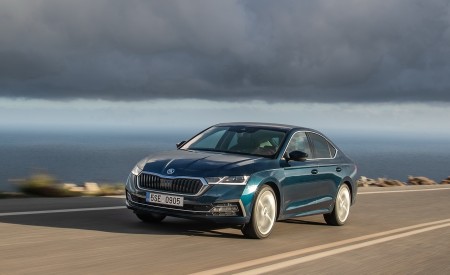 2020 Škoda Octavia Front Three-Quarter Wallpapers 450x275 (2)