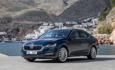 2020 Škoda Octavia Front Three-Quarter Wallpapers 450x275 (21)