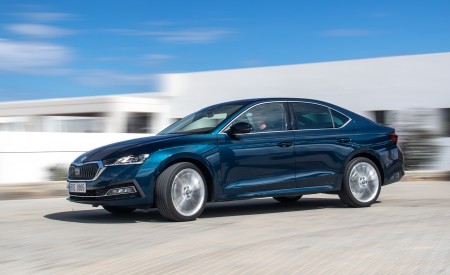 2020 Škoda Octavia Front Three-Quarter Wallpapers 450x275 (3)