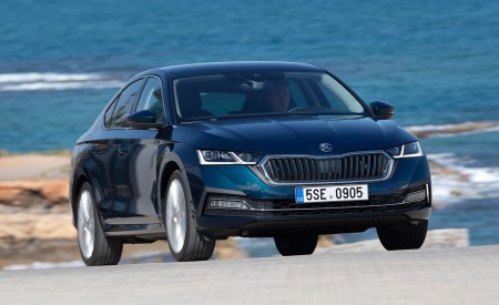 2020 Škoda Octavia Front Three-Quarter Wallpapers 450x275 (4)