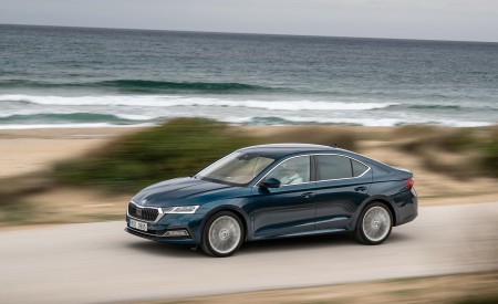 2020 Škoda Octavia Front Three-Quarter Wallpapers 450x275 (6)