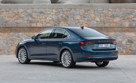 2020 Škoda Octavia Rear Three-Quarter Wallpapers 450x275 (24)