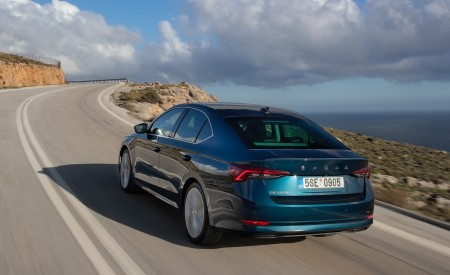 2020 Škoda Octavia Rear Three-Quarter Wallpapers 450x275 (9)