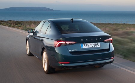 2020 Škoda Octavia Rear Three-Quarter Wallpapers 450x275 (10)