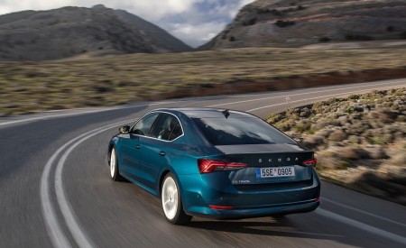 2020 Škoda Octavia Rear Three-Quarter Wallpapers 450x275 (11)
