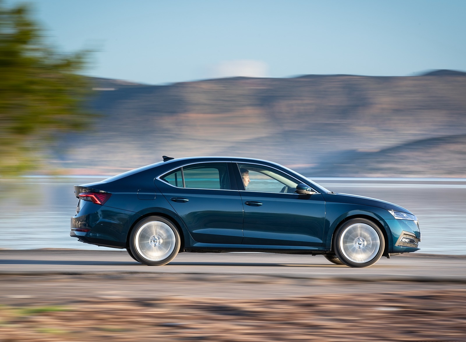 2020 Škoda Octavia Side Wallpapers (12)