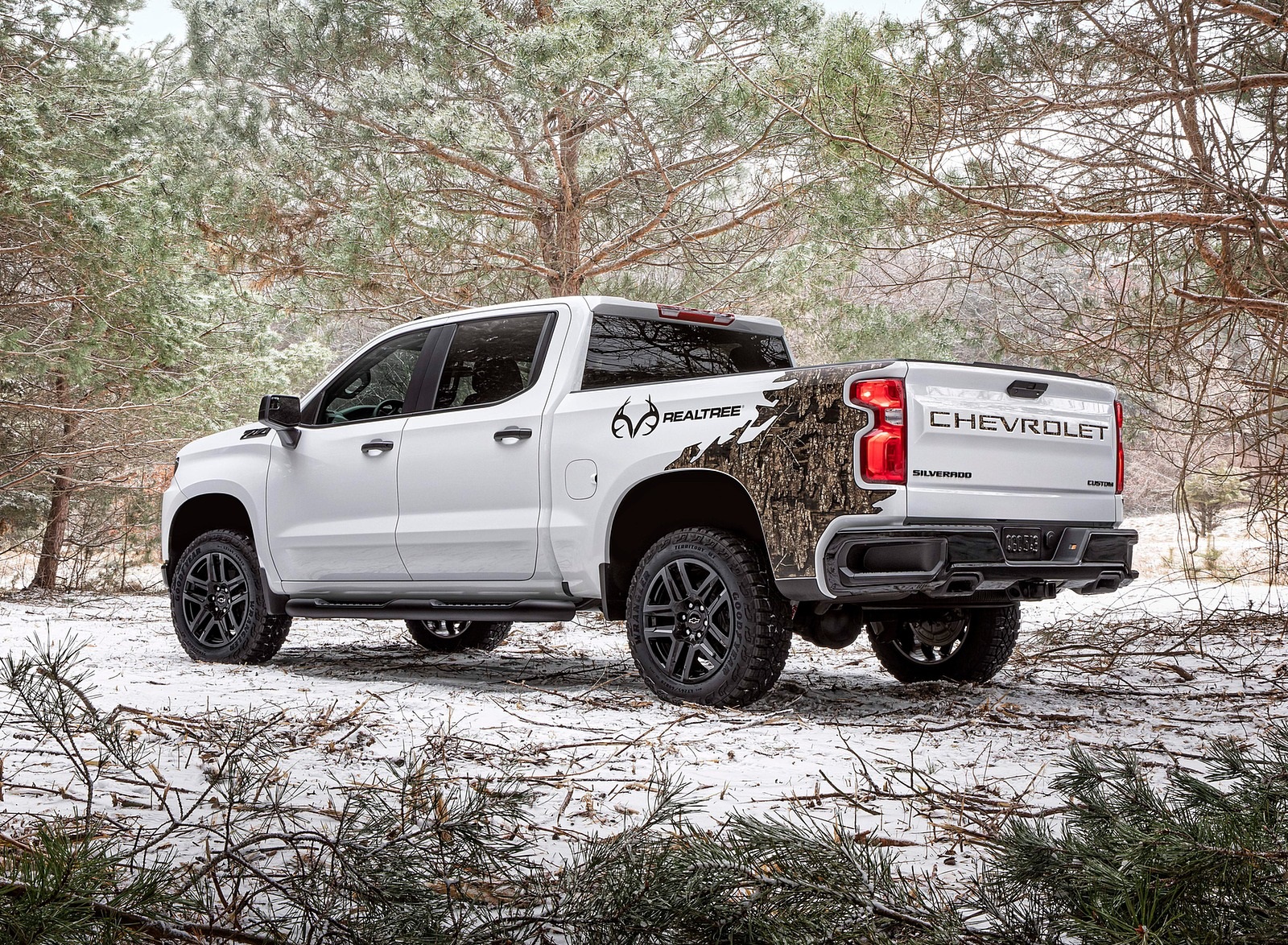 2021 Chevrolet Silverado Realtree Edition Rear Three-Quarter Wallpapers (2)