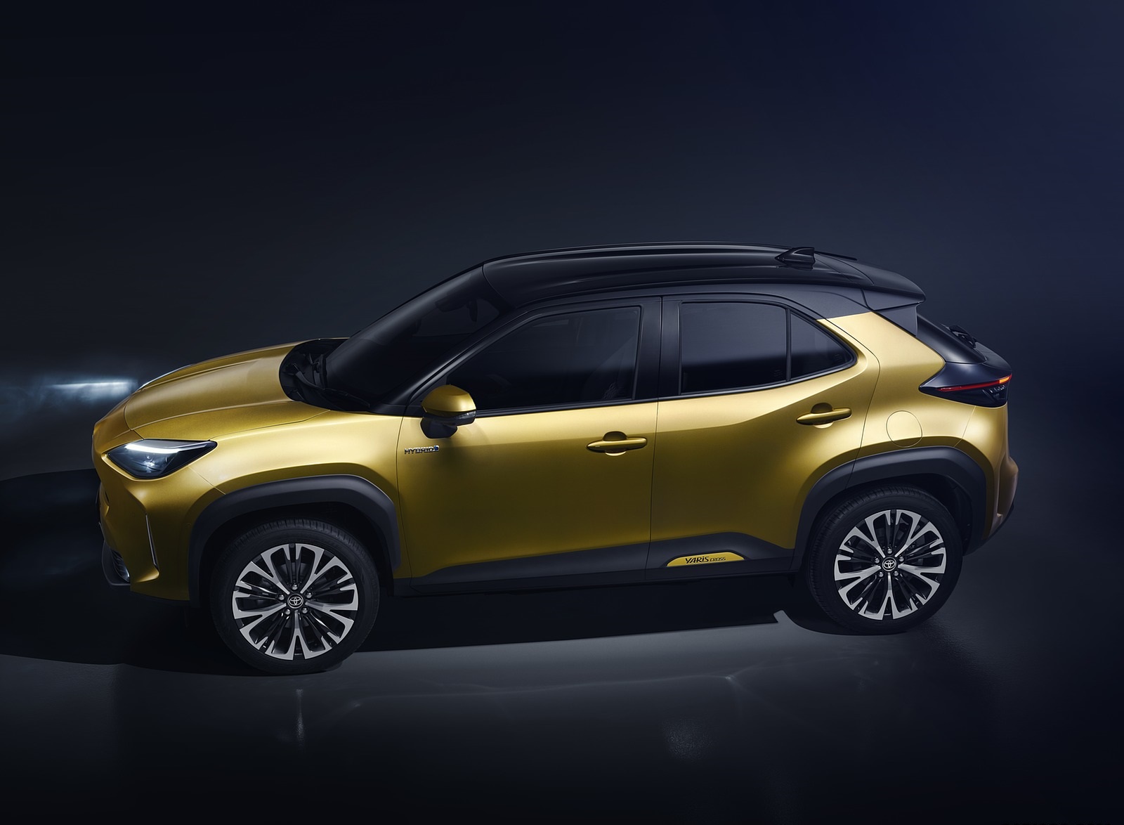 2021 Toyota Yaris Cross Hybrid AWD Side Wallpapers (4)