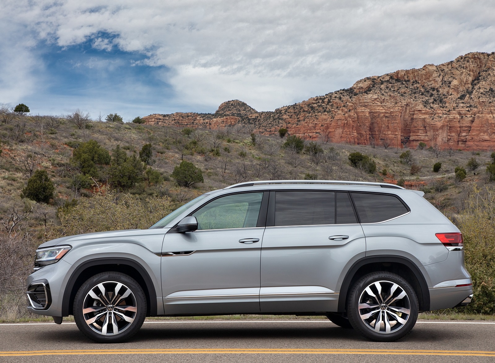 2021 Volkswagen Atlas SEL R-line Side Wallpapers (11)