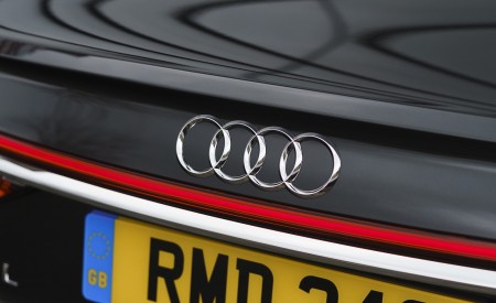 2020 Audi A8 L 60 TFSI e quattro (Plug-In Hybrid; UK-Spec) Badge Wallpapers 450x275 (77)