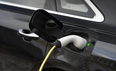 2020 Audi A8 L 60 TFSI e quattro (Plug-In Hybrid; UK-Spec) Charging Wallpapers 450x275 (74)