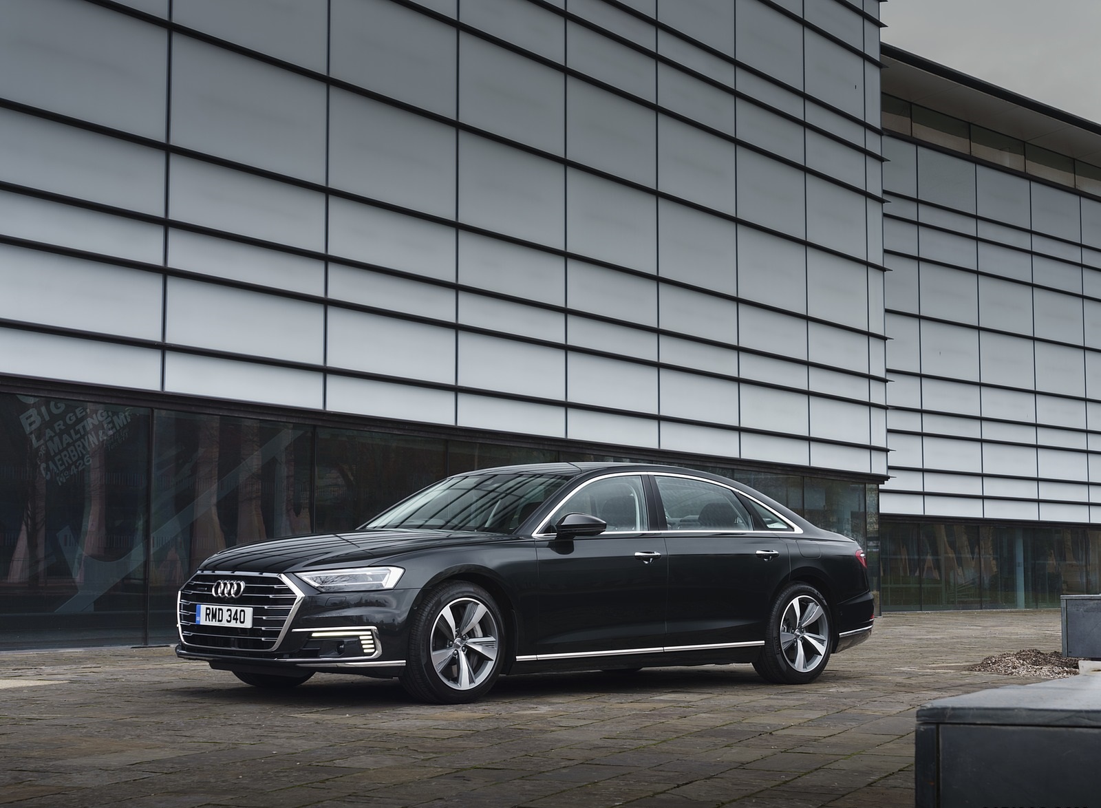 2020 Audi A8 L 60 TFSI e quattro (Plug-In Hybrid UK-Spec) Front Three-Quarter Wallpapers #44 of 128