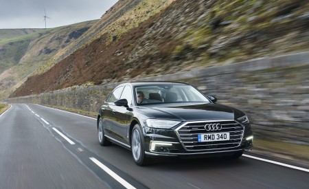 2020 Audi A8 L 60 TFSI e quattro (Plug-In Hybrid; UK-Spec) Front Three-Quarter Wallpapers 450x275 (4)