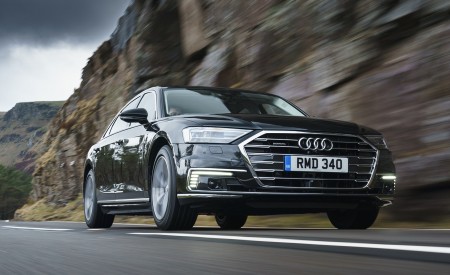 2020 Audi A8 L 60 TFSI e quattro (Plug-In Hybrid; UK-Spec) Front Three-Quarter Wallpapers 450x275 (6)