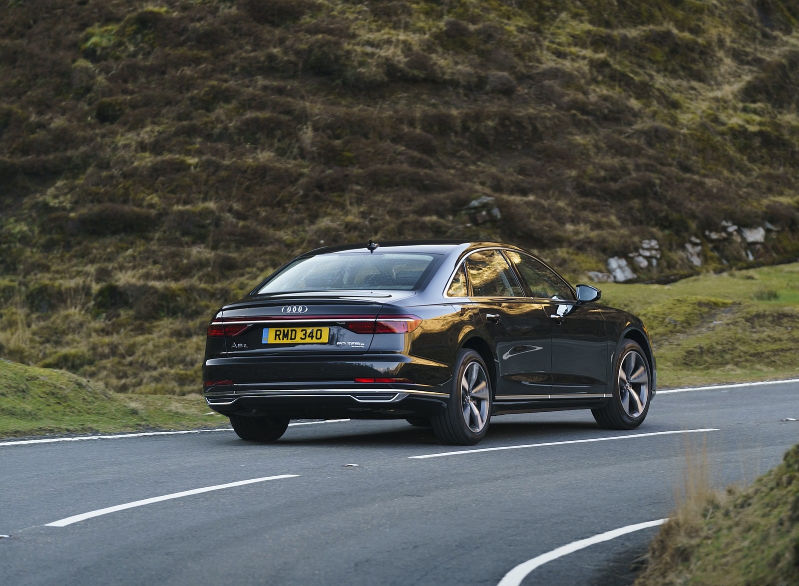 2020 Audi A8 L 60 TFSI e quattro (Plug-In Hybrid UK-Spec) Rear Three-Quarter Wallpapers #32 of 128