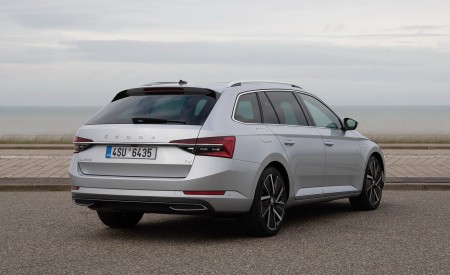2020 Skoda Superb Combi iV Plug-In Hybrid Rear Three-Quarter Wallpapers 450x275 (102)