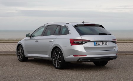 2020 Skoda Superb Combi iV Plug-In Hybrid Rear Three-Quarter Wallpapers 450x275 (103)