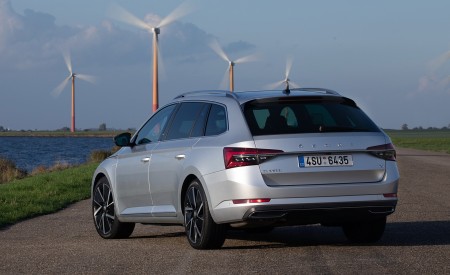 2020 Skoda Superb Combi iV Plug-In Hybrid Rear Three-Quarter Wallpapers 450x275 (104)