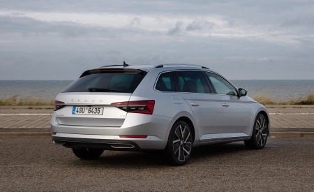 2020 Skoda Superb Combi iV Plug-In Hybrid Rear Three-Quarter Wallpapers 450x275 (105)