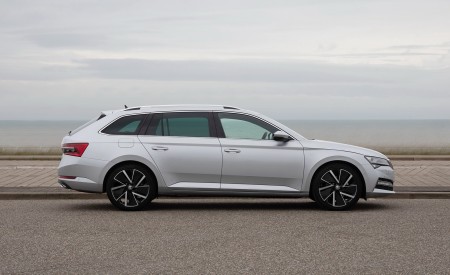 2020 Skoda Superb Combi iV Plug-In Hybrid Side Wallpapers 450x275 (107)