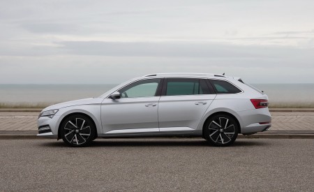 2020 Skoda Superb Combi iV Plug-In Hybrid Side Wallpapers 450x275 (108)