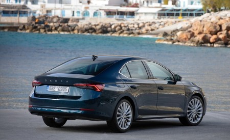 2020 Škoda Octavia Rear Three-Quarter Wallpapers 450x275 (25)