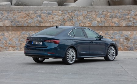 2020 Škoda Octavia Rear Three-Quarter Wallpapers 450x275 (27)