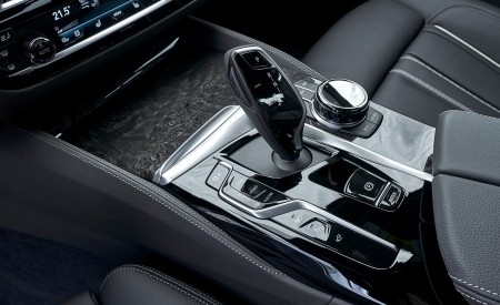 2021 BMW 5 Series 530e Plug-In Hybrid Central Console Wallpapers 450x275 (84)