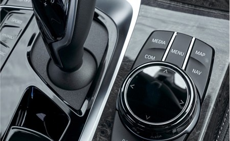 2021 BMW 5 Series 530e Plug-In Hybrid Central Console Wallpapers 450x275 (86)