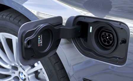 2021 BMW 5 Series 530e Plug-In Hybrid Charging Port Wallpapers 450x275 (73)