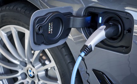 2021 BMW 5 Series 530e Plug-In Hybrid Charging Wallpapers 450x275 (72)
