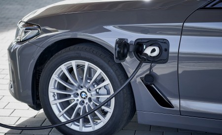 2021 BMW 5 Series 530e Plug-In Hybrid Charging Wallpapers 450x275 (71)