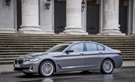 2021 BMW 5 Series 530e Plug-In Hybrid Front Three-Quarter Wallpapers 450x275 (51)