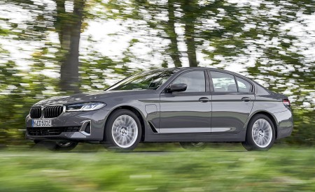 2021 BMW 5 Series 530e Plug-In Hybrid Front Three-Quarter Wallpapers 450x275 (39)
