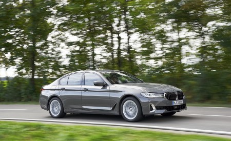 2021 BMW 5 Series 530e Plug-In Hybrid Front Three-Quarter Wallpapers 450x275 (40)