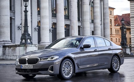 2021 BMW 5 Series 530e Plug-In Hybrid Front Three-Quarter Wallpapers 450x275 (52)