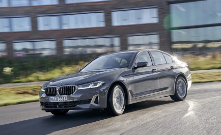 2021 BMW 5 Series 530e Plug-In Hybrid Front Three-Quarter Wallpapers 450x275 (47)