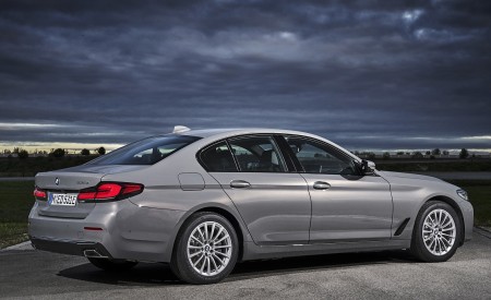 2021 BMW 5 Series 530e Plug-In Hybrid Rear Three-Quarter Wallpapers 450x275 (63)