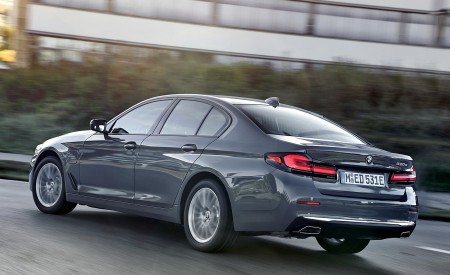2021 BMW 5 Series 530e Plug-In Hybrid Rear Three-Quarter Wallpapers 450x275 (48)