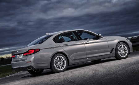 2021 BMW 5 Series 530e Plug-In Hybrid Rear Three-Quarter Wallpapers 450x275 (64)