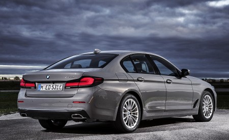 2021 BMW 5 Series 530e Plug-In Hybrid Rear Three-Quarter Wallpapers 450x275 (65)