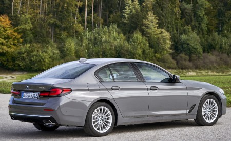 2021 BMW 5 Series 530e Plug-In Hybrid Rear Three-Quarter Wallpapers 450x275 (57)