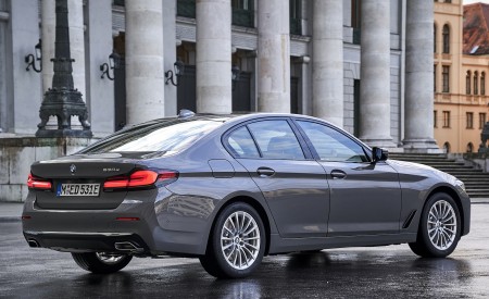 2021 BMW 5 Series 530e Plug-In Hybrid Rear Three-Quarter Wallpapers 450x275 (53)