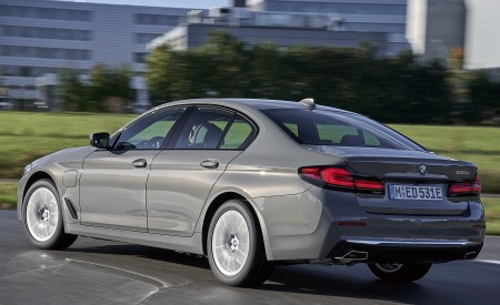 2021 BMW 5 Series 530e Plug-In Hybrid Rear Three-Quarter Wallpapers 450x275 (49)
