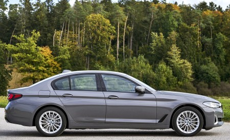 2021 BMW 5 Series 530e Plug-In Hybrid Side Wallpapers 450x275 (60)
