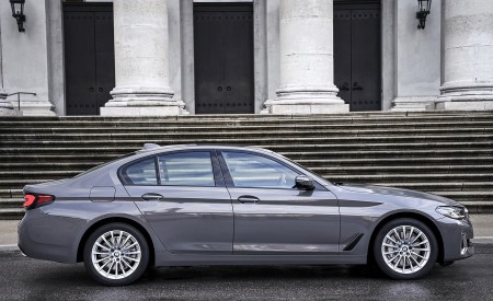 2021 BMW 5 Series 530e Plug-In Hybrid Side Wallpapers 450x275 (55)