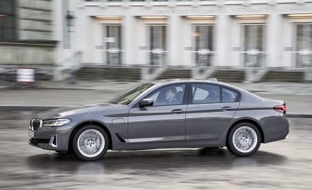 2021 BMW 5 Series 530e Plug-In Hybrid Side Wallpapers 450x275 (50)