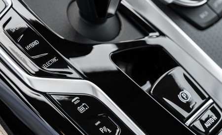 2021 BMW 530e xDrive Plug-In Hybrid Central Console Wallpapers 450x275 (34)